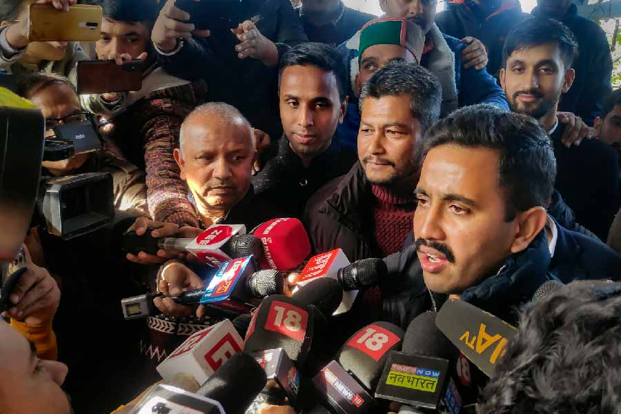 বীরভদ্রের দ্বিতীয় পক্ষের স্ত্রী প্রতিভা সিংহ। এই পক্ষের ছেলে বিক্রমাদিত্য। তিনি এ বারের নির্বাচনেও শিমলা গ্রামীণ থেকে প্রার্থী হয়েছিলেন। ৩৫,২৬৯ ভোটে জিতেছেন তিনি।