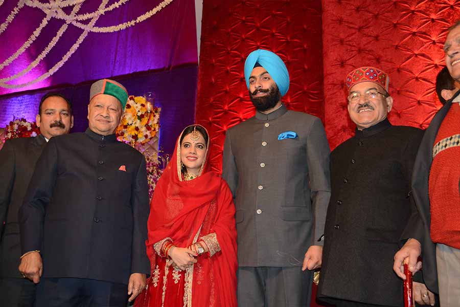 বীরভদ্রের প্রথম পক্ষের মেয়ে রয়েছে। তাঁর নাম অপরাজিতা সিংহ। পঞ্জাবের প্রাক্তন মুখ্যমন্ত্রী ক্যাপ্টেন অমরেন্দ্র সিংহের নাতি অঙ্গদ সিংহের সঙ্গে অপরাজিতার বিয়ে হয়।  অন্য দিকে, রাজস্থানের মেবারের রাজপরিবারের মেয়ে সুদর্শনা কুমারীকে বিয়ে করেন বিক্রমাদিত্য।