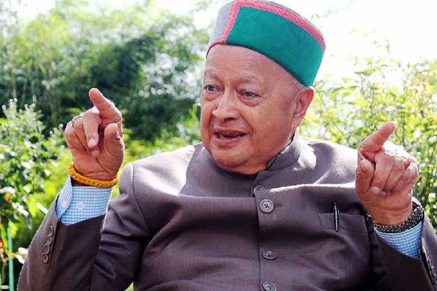 ১৯৮৩ সালে হিমাচলের মুখ্যমন্ত্রী হন বীরভদ্র সিংহ। তার পর ১৯৮৫-’৯০, ১৯৯৩-’৯৮, ২০০৩-’০৭ এবং ২০১২-’১৭ মুখ্যমন্ত্রী পদে ছিলেন তিনি। পাঁচ বারের সাংসদও ছিলেন এই প্রবীণ রাজনীতিক।