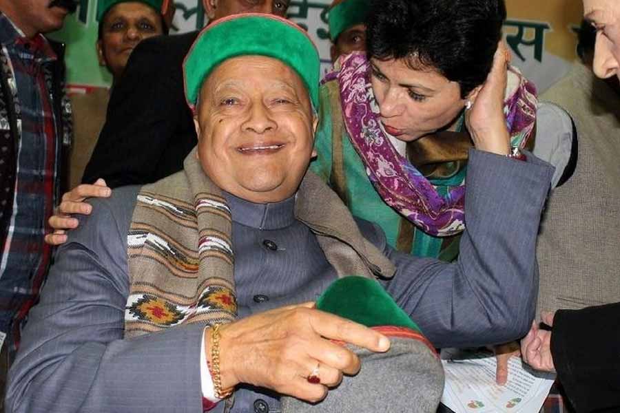 বীরভদ্র সিংহ ‘রাজা সাহিব’ নামে পরিচিত ছিলেন। ১৯৭৭, ’৭৯, ’৮০ এবং ২০১২-র অগস্ট থেকে ডিসেম্বর পর্যন্ত হিমাচল কংগ্রেসের সভাপতি ছিলেন বীরভদ্র। ইন্দিরা গান্ধী প্রধানমন্ত্রী থাকাকালীন কেন্দ্রীয় মন্ত্রীও হয়েছিলেন তিনি।