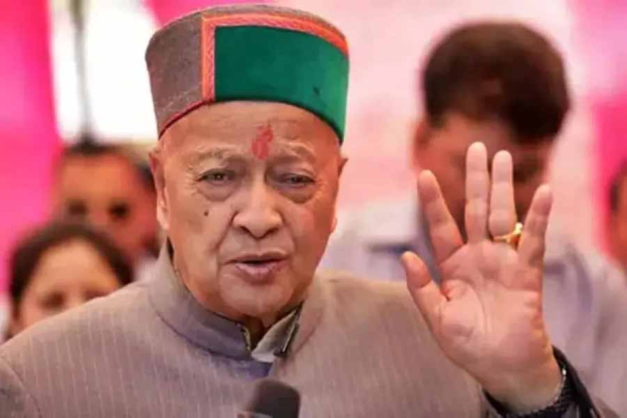 ২০০৯ সালে বীরভদ্র এবং তাঁর স্ত্রীর বিরুদ্ধে আর্থিক দুর্নীতির অভিযোগ ওঠে। মুখ্যমন্ত্রী পদে থাকা সত্ত্বেও ‘প্রিভেনশন অফ করাপশন অ্যাক্ট’ লঙ্ঘন করায় তাঁদের বিরুদ্ধে মামলা রুজু হয়।