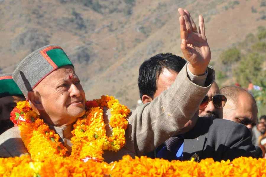 ২০১৫ সালে বীরভদ্র এবং তাঁর পরিবারের বিরুদ্ধে আয়ের সঙ্গে অসঙ্গতিপূর্ণ সম্পত্তির মামলা রুজু করে সিবিআই।