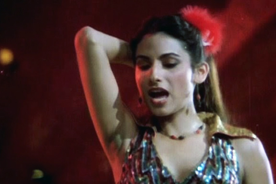 ‘ডিস্কো ডান্সার’ ছবিতে ‘জিমি জিমি, আজা আজা’ গানটির কথা মনে পড়ে? এই গানে মিঠুন চক্রবর্তীর সঙ্গে তাল মিলিয়ে নেচেছিলেন সত্যকিম যশপাল। আশি-নব্বইয়ের দশকে জনপ্রিয়তার শিখরে উঠেছিলেন সত্যকিম। কিন্তু অভিনেত্রী বেশি পরিচিত অন্য নামে। বলিপাড়ায় আসার পর তিনি নিজের নাম বদলে রেখেছিলেন কিম। এই নামেই সকলে চিনতেন তাঁকে।