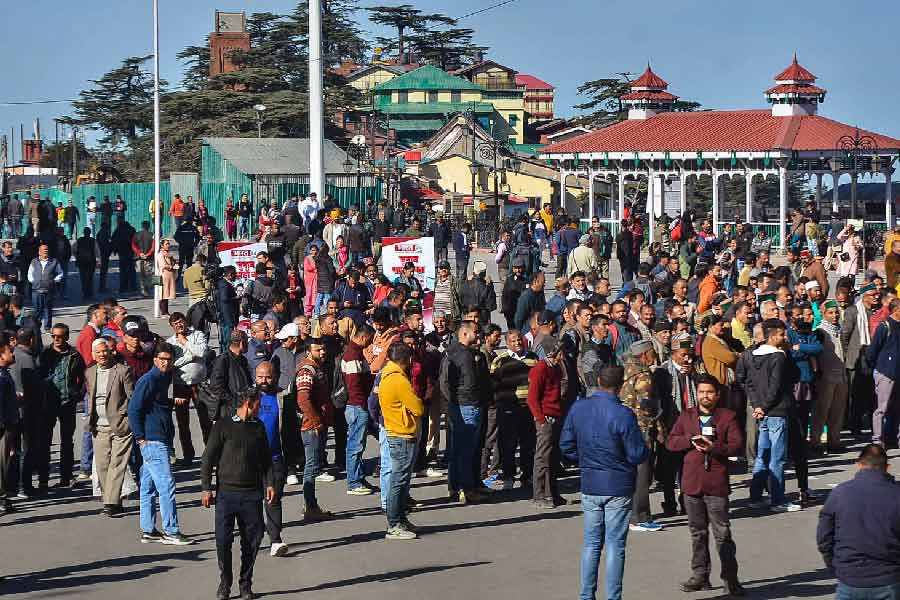 তবে ‘ফাইনালের লড়াই’ প্রতিভা এবং সুখবিন্দরের মধ্যে হলেও পাহাড়ি রাজ্যের মুখ্যমন্ত্রী পদের রয়েছেন আরও দাবিদার। সবাইকে টপকে হিমাচলের কুর্সিতে কে বসেন আপাতত সে দিকেই তাকিয়ে গোটা রাজ্য।