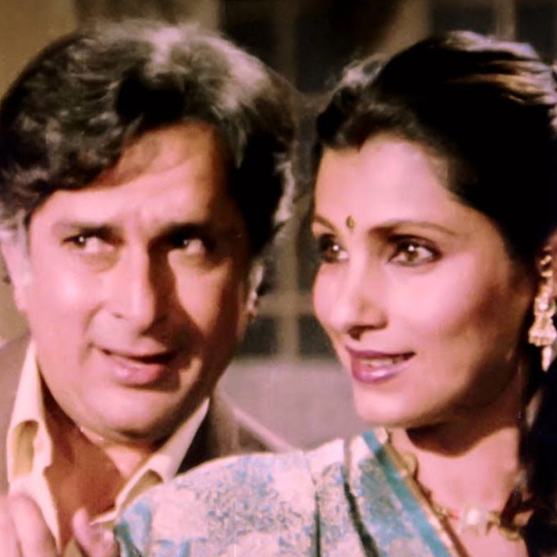 নাচ শেখার সূত্রে কিমের পরিচয় হয় বলি অভিনেত্রী ডিম্পল কাপাডিয়ার সঙ্গে। গুরু গোপীকৃষ্ণের কাছেই নাচ শিখতেন ডিম্পল। কিম এবং ডিম্পলের মধ্যে বন্ধুত্বপূর্ণ সম্পর্ক গড়ে ওঠে। ডিম্পলের সঙ্গে বলিপাড়ার এক তারকাখচিত পার্টিতে যান কিম। সেখানে শশী কপূরের সঙ্গে আলাপ হয় তাঁর। অভিনয়ে কিমের আগ্রহের কথা শশীকে জানান ডিম্পল।