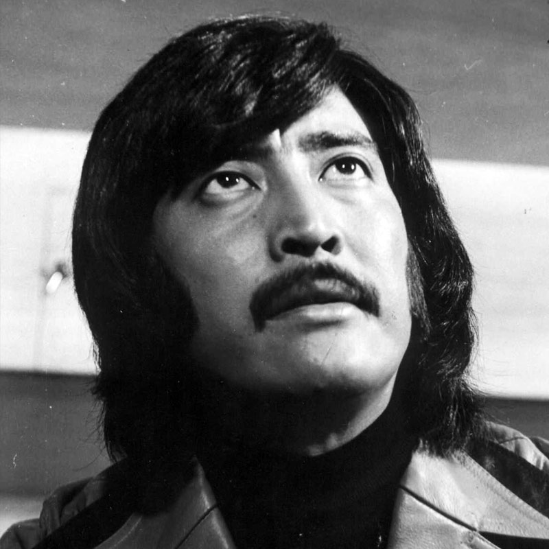 ‘ফির ওহি রাত’  ছবিতে অভিনয়ের পাশাপাশি প্রযোজক হিসাবে প্রথম কাজ করেছিলেন ড্যানি। অভিনয় সূত্রে কিম-ড্যানির আলাপ হয়। তাঁদের এই সম্পর্ক বহু দূর গড়ায়। সেই সময় পরভিন ববির সঙ্গে সদ্য বিচ্ছেদ হয়েছিল ড্যানির। বিচ্ছেদের ঘোর কাটতে না-কাটতেই অন্য সম্পর্কে জড়িয়ে পড়েছিলেন ড্যানি। কিমের সঙ্গে একত্রবাস করতেও শুরু করেছিলেন তিনি।