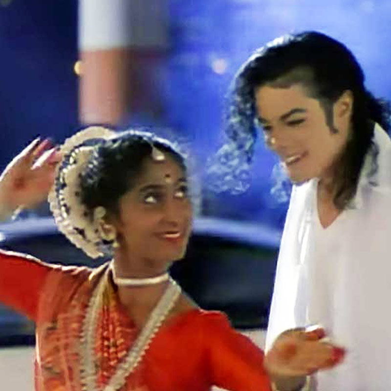 সাল ১৯৯১। লস অ্যাঞ্জেলসের রাস্তা। ঝড়ের গতিতে দু’দিক দিয়ে চলে যাচ্ছে গাড়ি। ব্যস্ত রাস্তার মাঝে ওড়িশি নৃত্য পরিবেশন করছেন যমুনা সঙ্গরসিবম। পাশে মাইকেল জ্যাকসন। যমুনার সঙ্গে তাল মিলিয়ে নাচছেন মাইকেলও।