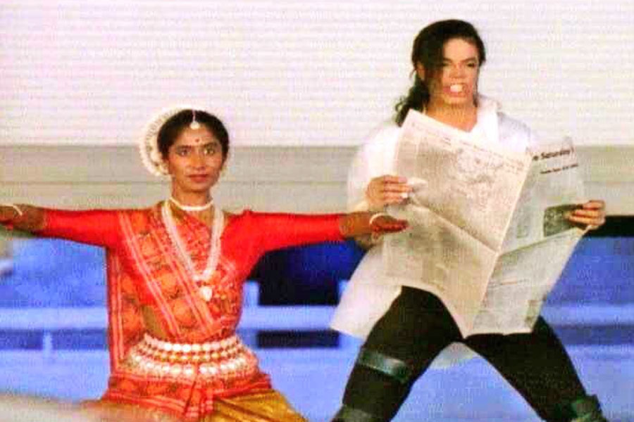 মাইকেলের সঙ্গে কাজ করার অভিজ্ঞতা নিয়েও মুখ খোলেন যমুনা। তিনি জানান, এই ভিডিয়োর শুটিং হয়েছিল রাতে। প্রায় ১৪ ঘণ্টা লস অ্যাঞ্জেলসের এক্সপ্রেসওয়ে বন্ধ রাখা হয়েছিল। স্টান্ট ড্রাইভাররা রাস্তার দু’দিক দিয়ে গাড়ি চালাচ্ছিলেন। তার মাঝে শুট করছিলেন মাইকেল-যমুনা।