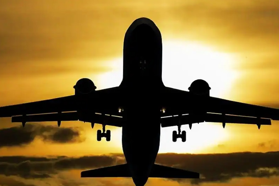 কখনও পাখির ডানার ঝাপটা, আবার কখনও যান্ত্রিক গোলযোগ— আকাশে বিমান-বিভ্রাটের এমন ভূরি ভূরি দৃষ্টান্ত রয়েছে। আবার আবহাওয়া খারাপের জেরে মাঝ আকাশে বিমান দুর্ঘটনার নজিরও রয়েছে। তবে যাত্রীদের জীবন হাতে নিয়ে যিনি এক গন্তব্য থেকে অন্য গন্তব্যে আকাশে উড়িয়ে নিয়ে যাচ্ছেন বিমানটি, সেই পাইলটের যদি মাঝ আকাশে শারীরিক সমস্যা হয়, তা হলে যে কোনও সময় ঘটে যেতে পারে দুর্ঘটনা।