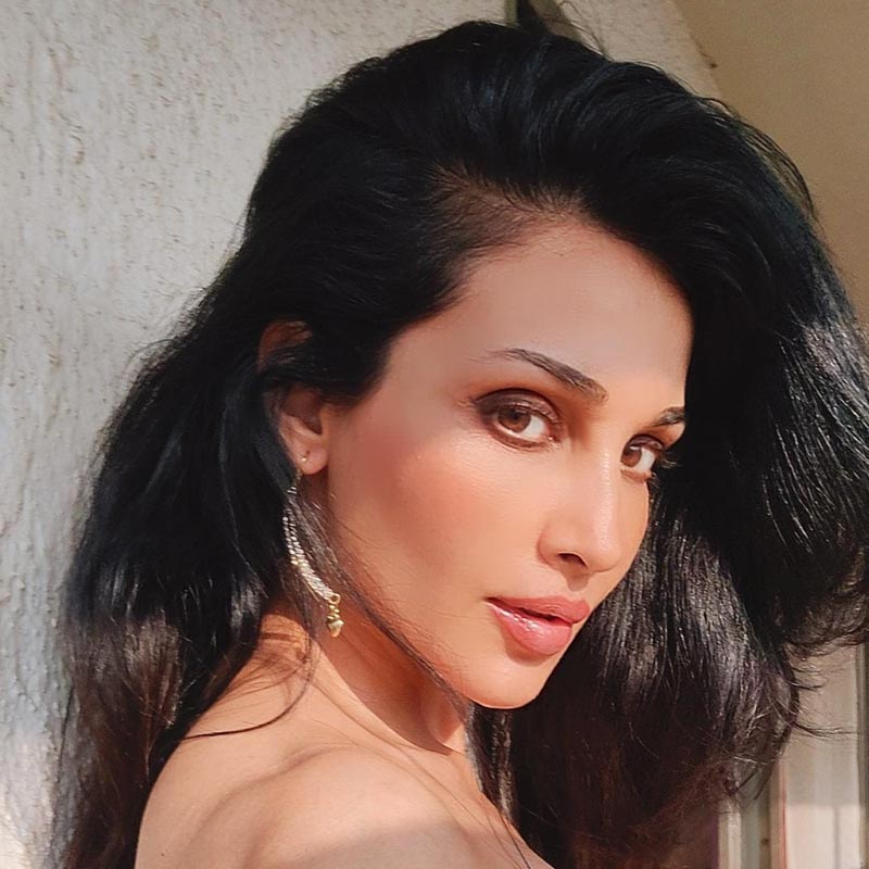 ফ্লোরা সাইনি। পেশায় মডেল-অভিনেত্রী। কলকাতায় মডেলিং জগতে নাম করার পাশাপাশি বলিউডেও নিজের জায়গা করে নিয়েছেন ফ্লোরা। আলোর রোশনাইয়ে ঘেরা জীবন হলেও তাঁর জীবনেও রয়েছে শ্রদ্ধা হত্যাকাণ্ডের ছায়া। 