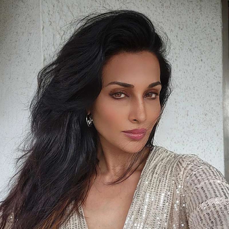 পরিচালক গৌরাঙ্গ দোশির সঙ্গে সম্পর্কে ছিলেন ফ্লোরা। গৌরাঙ্গের সঙ্গে একত্রবাস করতেন তিনি। কিন্তু নিজের প্রেমিকের সঙ্গে আফতাবের কোনও পার্থক্য খুঁজে পাননি তিনি। সম্প্রতি এক সাক্ষাৎকারে নিজের ব্যক্তিগত জীবনের তিক্ত অভিজ্ঞতা জানিয়েছেন ফ্লোরা।