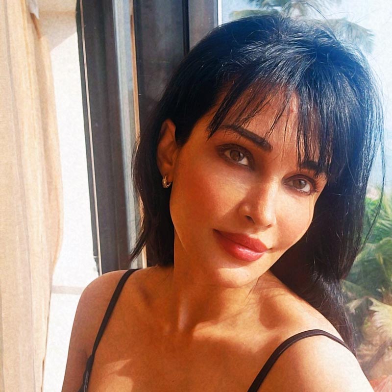 ফ্লোরাকে মারধর করে তাঁর চোয়াল ভেঙে দিয়েছিলেন গৌরাঙ্গ। ফ্লোরার দাবি, মারার পর হঠাৎ করে গৌরাঙ্গ একটি ফোটো ফ্রেম হাতে তুলে নেন। ফ্রেমে গৌরাঙ্গের বাবার একটি ছবি আটকানো ছিল। গৌরাঙ্গ ছবির উপর হাত রেখে বলেছিলেন, ‘‘আজ তোমাকে আমি মেরেই ফেলব’’।