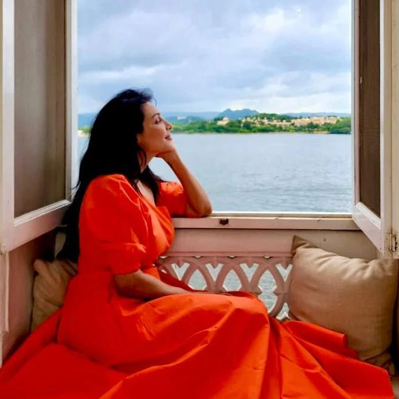 ফ্লোরা কোনও কিছু না ভেবে নিজের বাড়িতে পালিয়ে যান। তার পর আর গৌরাঙ্গের কাছে ফিরে আসেননি তিনি। ফ্লোরার অভিযোগ, পুলিশের কাছে তিনি গৌরাঙ্গের বিরুদ্ধে অভিযোগ জানাতে গিয়েছিলেন। কিন্তু পুলিশ কিছুতেই অভিনেত্রীর অভিযোগ শুনতে রাজি হয়নি। বরং গৌরাঙ্গকে ফোন করে জানিয়ে দিয়েছিল, ফ্লোরা তাঁর বিরুদ্ধে থানায় অভিযোগ জানাতে এসেছেন।