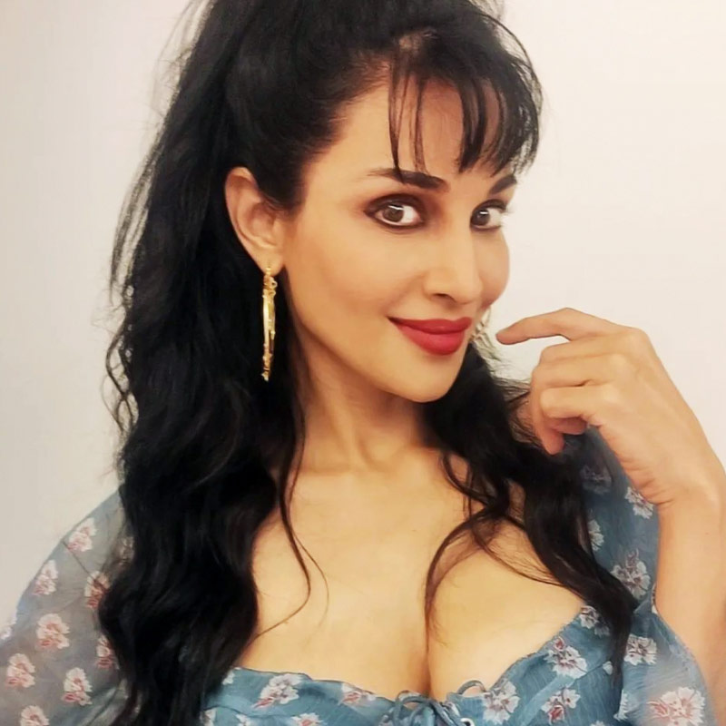 পরে অবশ্য ফ্লোরা থানায় লিখিত অভিযোগ জানিয়েছিলেন। ‘মি টু’ আন্দোলন চলাকালীনও এই বিষয়ে সরব হয়েছিলেন ফ্লোরা। জীবনের এত কঠিন মুহূর্ত পার করেও নিজের কেরিয়ারে সফল হয়েছেন তিনি।