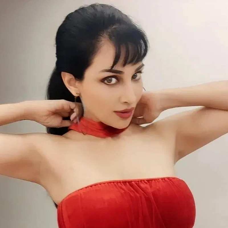 কলকাতায় মডেলিং জগতে কাজ শুরু করার পর এক প্রতিযোগিতায় অংশগ্রহণ করেন ফ্লোরা। ওই প্রতিযোগিতায় জেতেন তিনি। তার পর দক্ষিণী ফিল্ম ইন্ডাস্ট্রিতে চুটিয়ে কাজ করতে দেখা যায় ফ্লোরাকে।