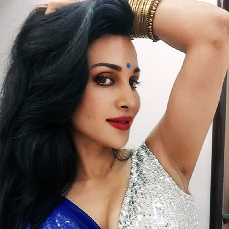 ১৯৯৯ সালে তেলুগু ছবি ‘প্রেমা কোসম’-এর মাধ্যমে অভিনয় জগতে পা ফেলেন ফ্লোরা। এর পর বহু কন্নড়, তামিল, তেলুগু এবং হিন্দি ছবিতে অভিনয় করতে দেখা গিয়েছে তাঁকে। 