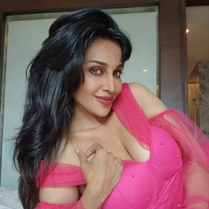 ‘গন্দি বাত’, ‘ট্রিপল এক্স’, ‘ইনসাইড এজ’, ‘মায়ানগরী: সিটি অফ ড্রিমস’ নামের হিন্দি ওয়েব সিরিজ়ে অভিনয় করতে দেখা যায় ফ্লোরাকে।