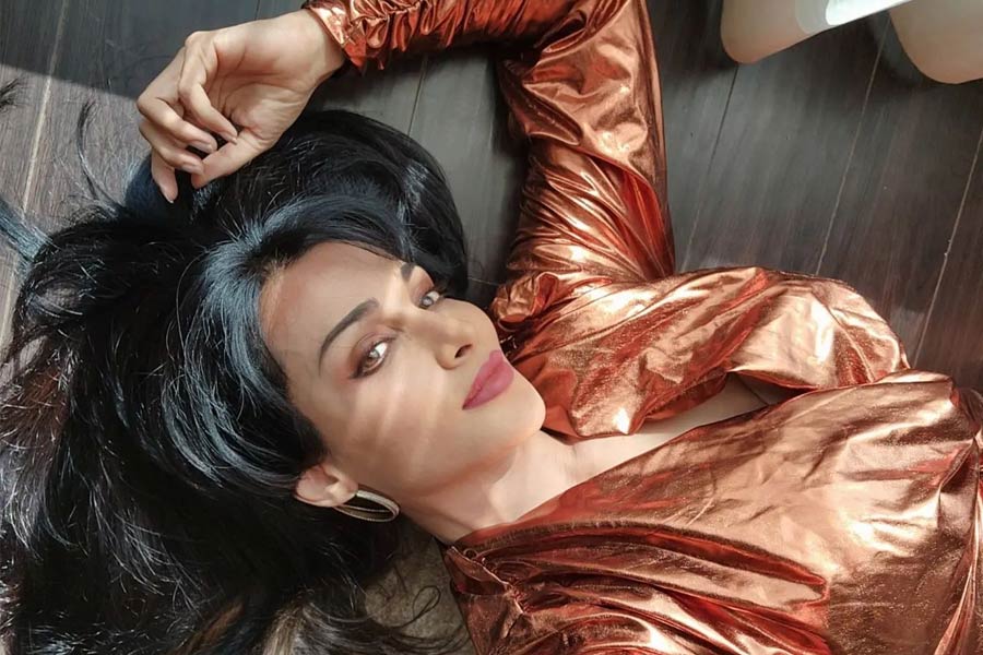 ফ্লোরা যদিও পর্দায় অন্য নাম ব্যবহার করেন। আশা সাইনি নামে বেশি পরিচিত তিনি। 