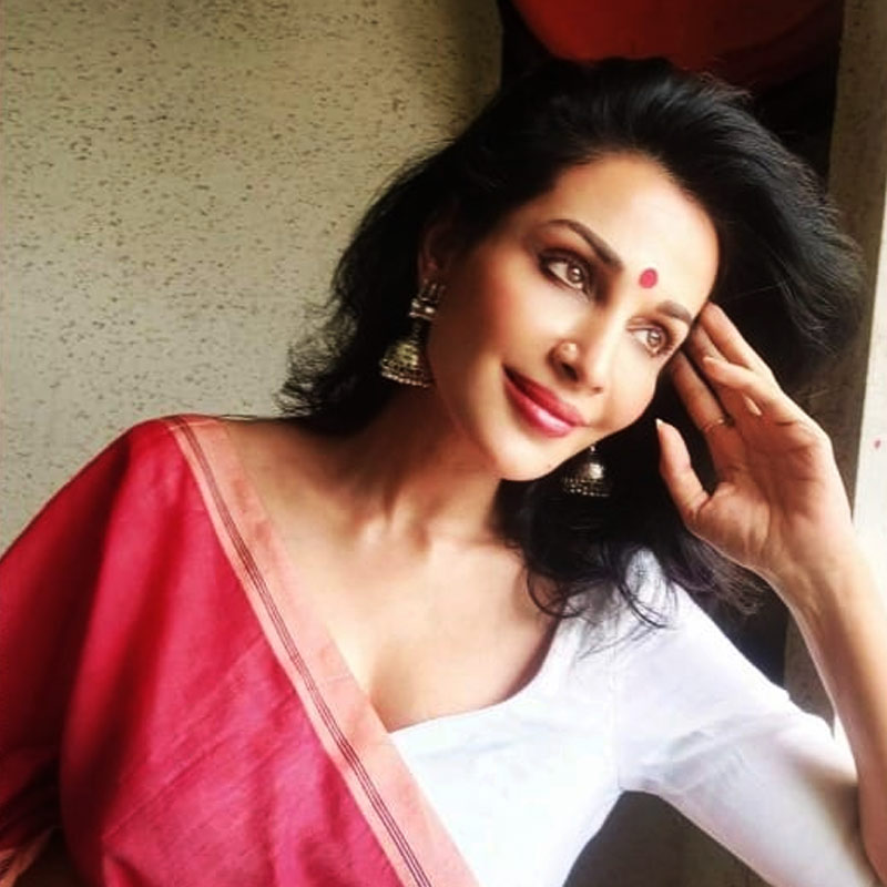 জম্মু ও কাশ্মীরে জন্ম ফ্লোরার। অভিনেত্রীর বাবা সেনাবাহিনীতে কর্মরত ছিলেন। 