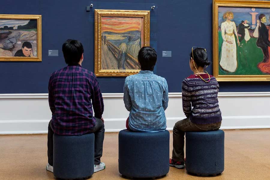 ১৯৯৪ সালে অলিম্পিকের কারণে এমনিতেই ভিড় ছিল অসলো শহরে। যাদুঘরেও ছিল উপচে পড়া ভিড়। সেই ভিড়ের মধ্যেই দু’জন চুরি করেছিলেন ছবিটি।