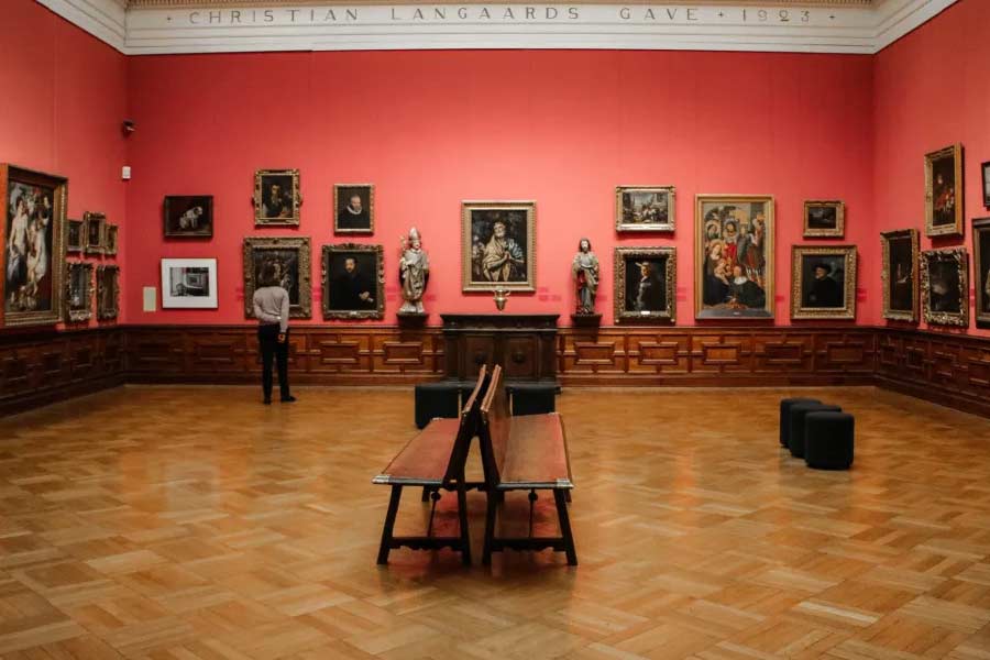 অলিম্পিকের কারণে ন্যাশনাল গ্যালারির যে ঘরে ছবি থাকত, সেখান থেকে সরিয়ে তিন তলার এক ঘরে এনে টাঙানো হয়েছিল মুনখের সেই ছবি। চোরেরা অনায়াসে মই বেয়ে উঠে সেই ঘর থেকে চুরি করে নেয় ছবিটি। তার পর ছেড়ে যায় একটি চিরকুট। তাতে লেখা ছিল, ‘‘খারাপ নিরাপত্তা ব্যবস্থার জন্য ধন্যবাদ।’’  