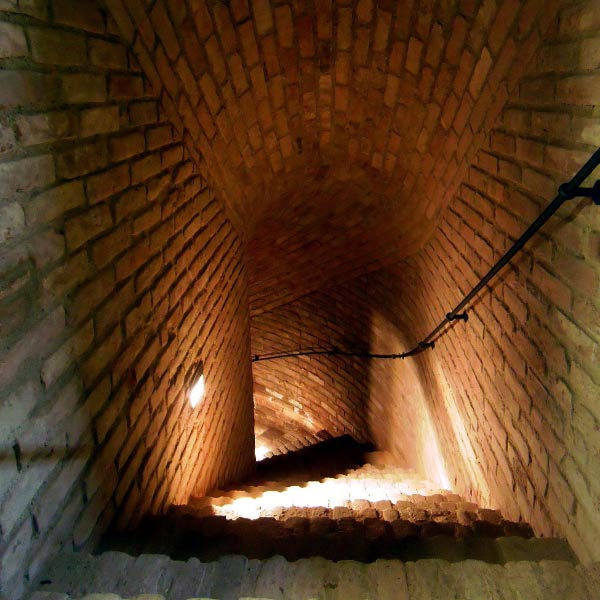  ১৯৯৪ সালের ৭ মে ছবি সকাল বেলা ছবি কেনার দিন ঠিক হয়। চোরেদের বলা ঠিকানায় পৌঁছে যান হিল। তিনি যেতেই রান্নাঘরের কার্পেট তুলে দেন দুই চোর। তা তুলতেই চোখে পড়ে নীচে যাওয়ার সিঁড়ি। হিলস নিরাপত্তার কারণে সিঁড়ি দিয়ে নীচে নামতে অস্বীকার করেন।