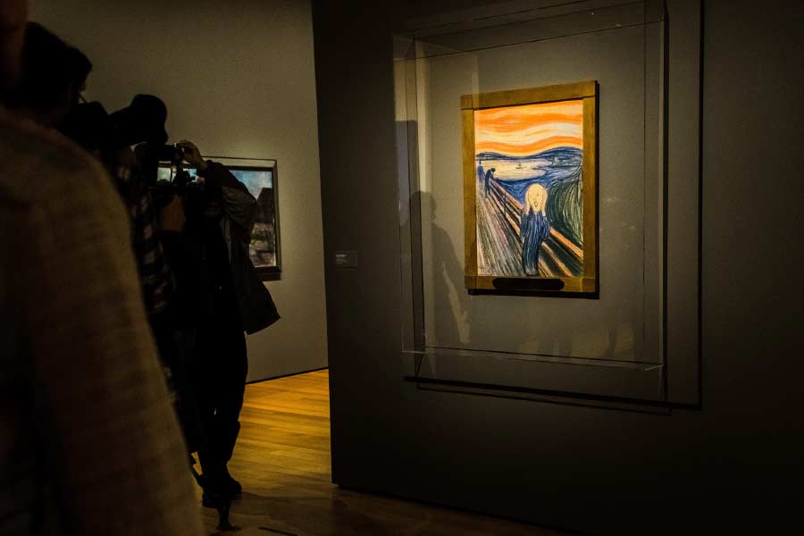 ২০০৪ সালে দ্বিতীয় বার অসলোর ন্যাশনাল গ্যালারি থেকে চুরি যায় ‘দ্য স্ক্রিম’। সঙ্গে মুনখের আঁকা ‘ম্যাডোনা’ ছবিটিও চুরি যায়। চুরি নয়, সে বার ডাকাতি হয়েছিল। ২২ অগস্ট যাদুঘরে ঢুকে পড়েন কয়েক জন বন্দুকধারী। তাদের মুখে ছিল মুখোশ। 