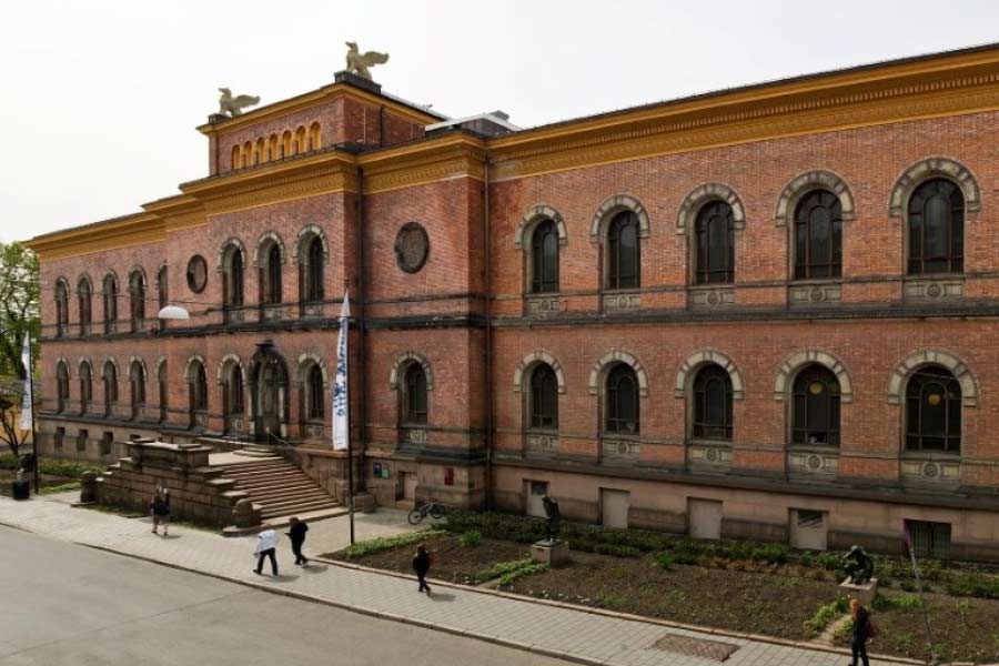 বন্দুক দেখিয়ে ছবিগুলি লুঠ করে পালাচ্ছিলেন অভিযুক্তেরা। ফটকের বাইরে রাখা ছিল গাড়ি। সে দিকেই যাচ্ছিলেন তাঁরা। তখনই সেখানে উপস্থিত এক জন তাঁদের ছবি তুলে নেন। পরে ১০ মাস বন্ধ ছিল অসলোর এই যাদুঘর।