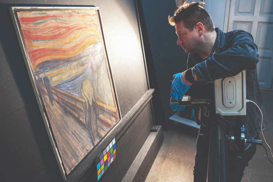  তল্লাশি অভিযানে নামে পুলিশ। আকাশ পথেও চরকি পাক খেতে থাকে পুলিশের হেলিকপ্টার। এক প্রত্যক্ষদর্শী সেই গাড়ির খোঁজ দেন, যাতে ছবি চুরি করে পালিয়েছিলেন অভিযুক্তেরা। 