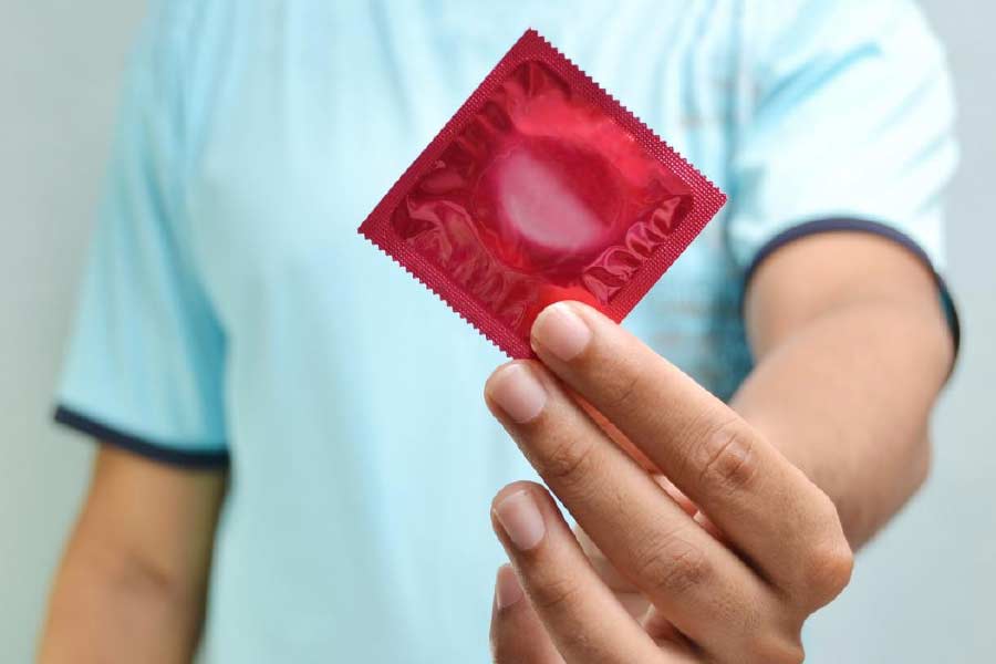 প্রেসিডেন্ট মাকরঁ বলেন, ‘‘১ জানুয়ারি থেকে দেশের সমস্ত ওষুধের দোকানে ১৮ থেকে ২৫ বছর বয়সিদের জন্য নিরোধ পাওয়া যাবে বিনামূল্যে।’’