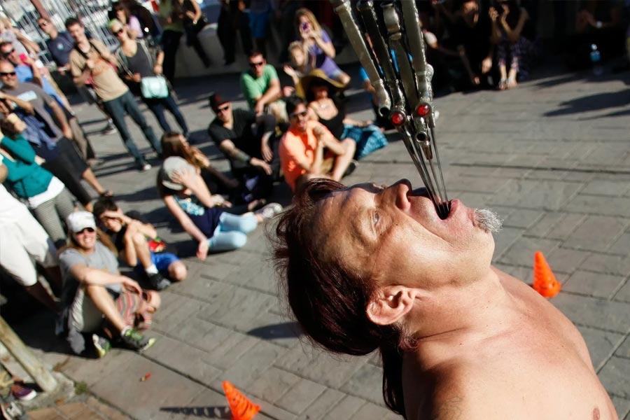 তরোয়াল নিয়ে এমন ভেলকি দেখানোর জন্য নেলসনের নানা শোয়ের আয়োজন করা হয়। তবে কোনও শো চলাকালীন দুর্ঘটনা ঘটেনি। সম্ভবত তরোয়াল নিয়ে অনুশীলনের সময়ই গুরুতর জখম হন তিনি। কবে এই ঘটনা ঘটেছে, তা স্পষ্ট নয়। সম্প্রতি তাঁর হাসপাতালে চিকিৎসাধীন থাকার খবর প্রকাশ্যে এসেছে।