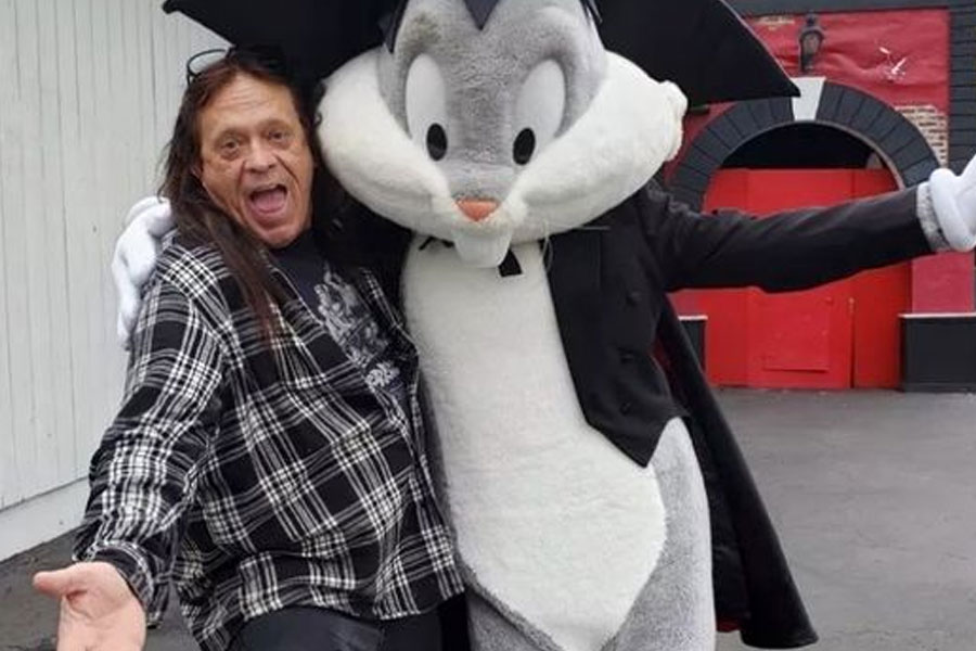 এক মাসেরও বেশি সময় ধরে মৃত্যুর সঙ্গে পাঞ্জা লড়েছেন স্কট। তাঁর পেট থেকে বার করা হয়েছে পাঁচটি তরোয়াল। বর্তমানে তিনি বিপন্মুক্ত। তবে এখনও হাসপাতালে চিকিৎসাধীন রয়েছেন। 