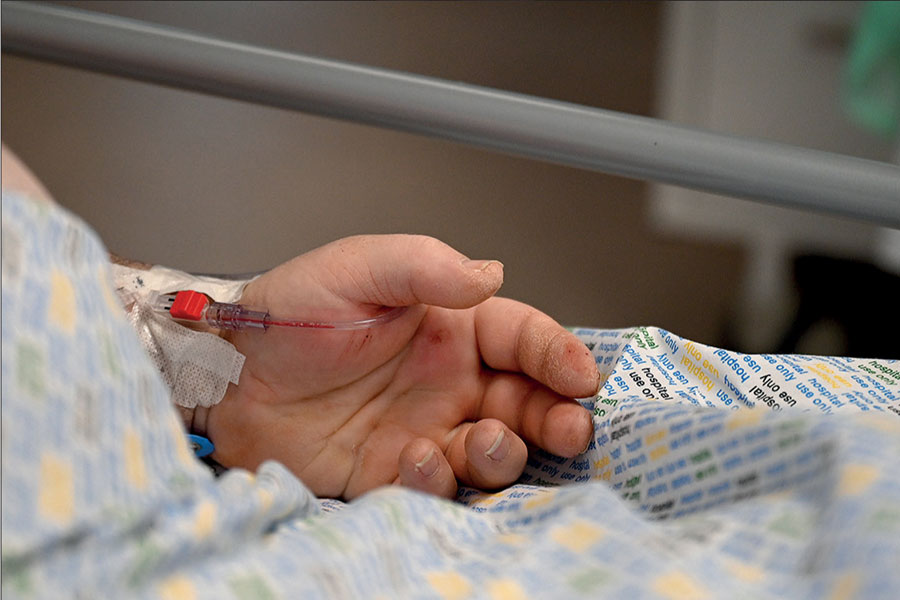 ভারী খাবার আপাতত দেওয়া হচ্ছে না নেলসনকে। কমপক্ষে আরও এক সপ্তাহ হাসপাতালে কাটাতে হবে তাঁকে। 