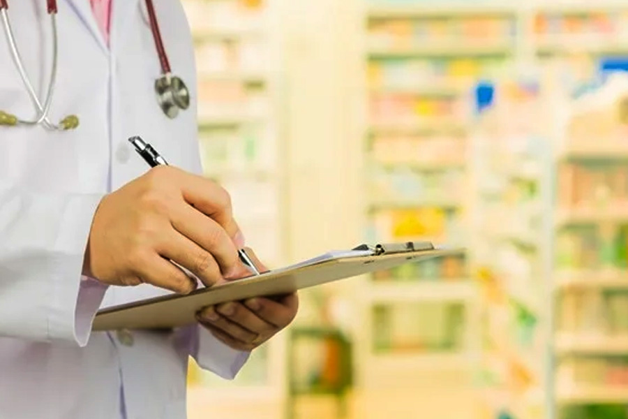 শিল্পীর এই পরিণতির খবর প্রকাশ্যে আসতেই হাসপাতালের বাইরে ভিড় জমিয়েছেন বহু অনুরাগী। যা দেখে তিনি আপ্লুত বলে জানিয়েছেন। 