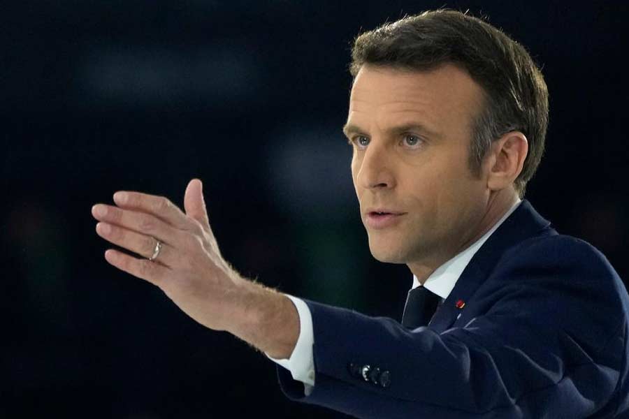 গর্ভপাত আটকাতে এই সিদ্ধান্ত একটি ‘ছোট বিপ্লব’ বলেও উল্লেখ করেন মাকরঁ। তিনি বলেন, ‘‘দেশের যে সব মেয়ে অসময়ে গর্ভপাত এড়াতে চান, তাঁদের জন্যও এই পদক্ষেপ জরুরি ছিল।’’