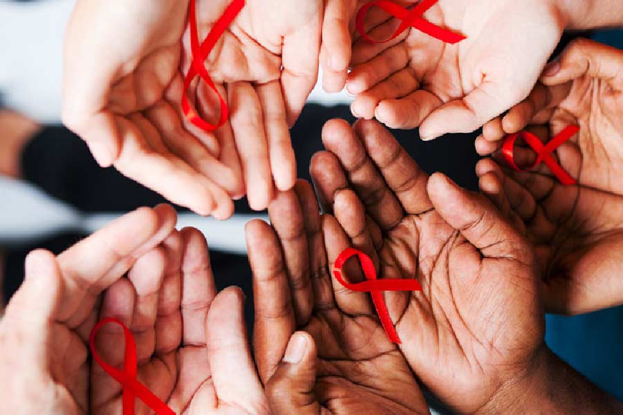 এর আগে নিরোধ ব্যবহারকে জনপ্রিয় করতে ফ্রান্সের সরকার জনগণকে পর্ন ভিডিয়ো দেখাতে শুরু করেছিল। এডস-এর বিস্তার রোধ করার জন্য সরকারের তরফে এই পদক্ষেপ করা হয়েছিল।