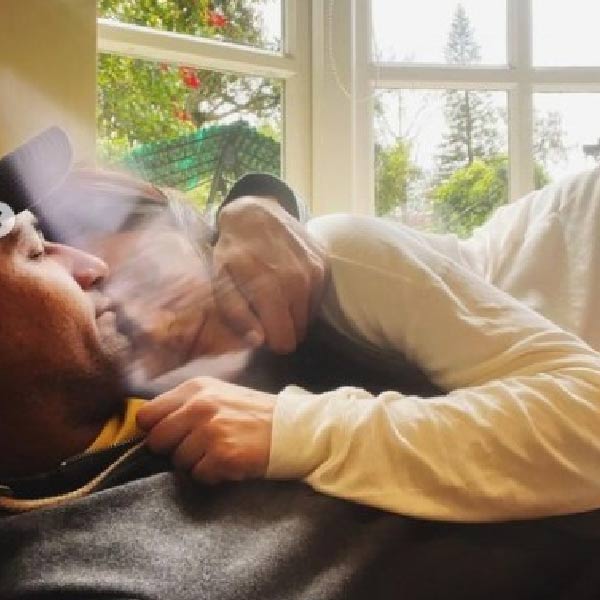 জীবনসঙ্গিনীকে বুকে জড়িয়ে এমন ভাবেই সময় কাটিয়ে দিতে চান অভিনেতা। 