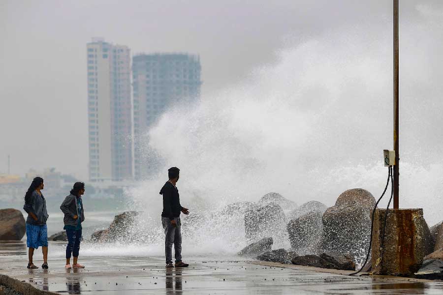 ঘড়ির কাঁটা যত ঘুরছে, ততই এগিয়ে আসছে ঘূর্ণিঝড় মন্দৌস আছড়ে পরার মুহূর্ত। তামিলনাড়ু, পুদুচেরি ও দক্ষিণ অন্ধ্র উপকূলে এর প্রভাব পড়তে পারে। তামিলনাড়ুর বিভিন্ন এলাকায় বৃষ্টি শুরু হয়েছে। ঘূর্ণিঝড়ের প্রভাবে ভারী থেকে অতি ভারী বৃষ্টির সতর্কতা জারি করেছে আবহাওয়া দফতর। 