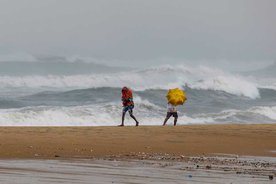 তবে স্থলভাগে আছড়ে পড়ার আগেই শক্তিক্ষয় হয়েছে ঘূর্ণিঝড়ের। বৃহস্পতিবার অতি প্রবল ঘূর্ণিঝড়ে পরিণত হয়েছিল মন্দৌস। শুক্রবার শক্তি হারিয়ে ঘূর্ণিঝড়ে পরিণত হয়েছে বলে জানিয়েছে হাওয়া অফিস। 