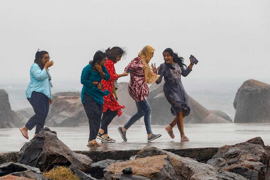 শুক্রবার মধ্যরাত ও শনিবার ভোররাতের মধ্যে পুদুচেরি ও শ্রীহরিকোটার মধ্যে দিয়ে অতিক্রম করে মহাবলীপুরমের কাছে আছড়ে পড়বে মন্দৌস। ঝড়ের বেগ হতে পারে ঘণ্টায় ৬৫ থেকে ৭৫ কিমি। সর্বোচ্চ বেগ হতে পারে ঘণ্টায় ৮৫ কিমি। 