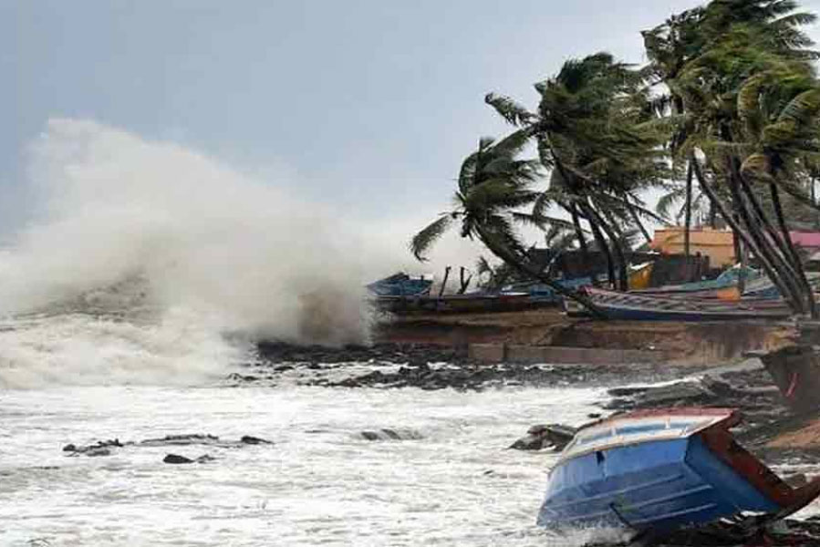 মন্দৌসের প্রভাবে চেন্নাইয়ে বিমান পরিষেবা বিঘ্নিত হয়েছে। শুক্রবার বিকেলে চেন্নাই বিমানবন্দরে ৪টি বিমান বাতিল করা হয়েছে। সকালের বহু বিমান দেরিতে উড়েছে। 