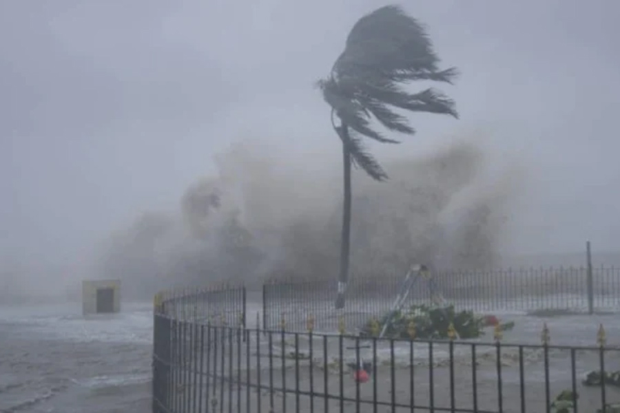 ঘূর্ণিঝড়ের প্রভাবে বৃহস্পতিবার রাত থেকে চেন্নাই ও সংলগ্ন এলাকায় বৃষ্টি হচ্ছে। যার জেরে চেম্বারমবক্কম ও পুন্দি জলাধারে জল বাড়ছে। শুক্রবার দুপুরের পর থেকে ওই দুই জলাধার থেকে জল ছাড়ার সিদ্ধান্ত নিয়েছেন কর্তৃপক্ষ। 