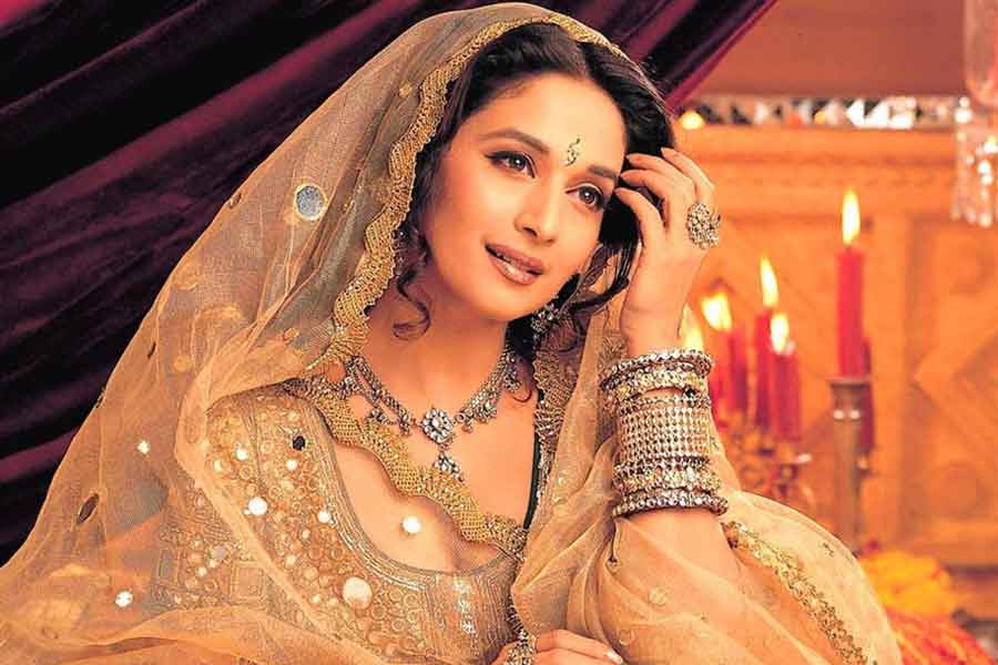  ছবির একটি দৃশ্যে মাধুরী দীক্ষিত পরেছিলেন ৩০ কেজি ওজনের ভারী একটি লেহঙ্গা।