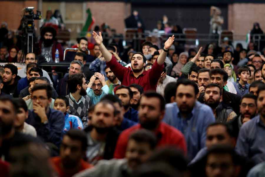 নতুন করে বিক্ষোভ শুরু হয়েছে ইরানে। হিজাব-বিরোধী বিক্ষোভ চলাকালীন মহিলা বিক্ষোভকারীদের চোখ-মুখ-বুক এমনকি যৌনাঙ্গ লক্ষ্য করে গুলি চালানোর অভিযোগ উঠল সে দেশের নিরাপত্তারক্ষীদের বিরুদ্ধে।