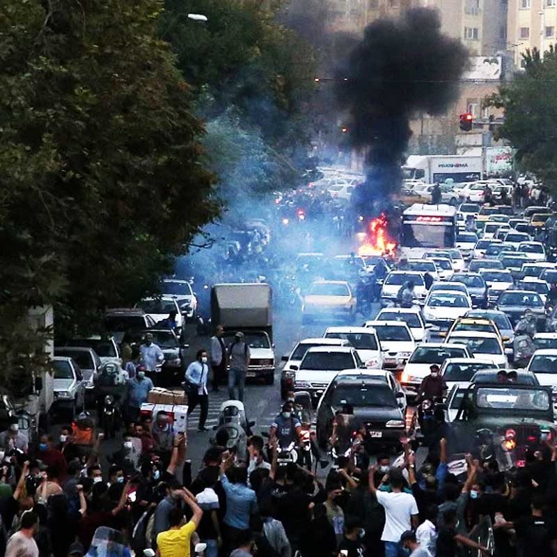 এক জন চিকিৎসক জানান, ‘‘আমি বছর ২০-এর এক মহিলার চিকিত্সা করেছি, যাঁর যৌনাঙ্গে দু’টি গুলি লেগেছিল। তাঁর উরুতে আরও দশটি গুলি করা হয়েছিল।