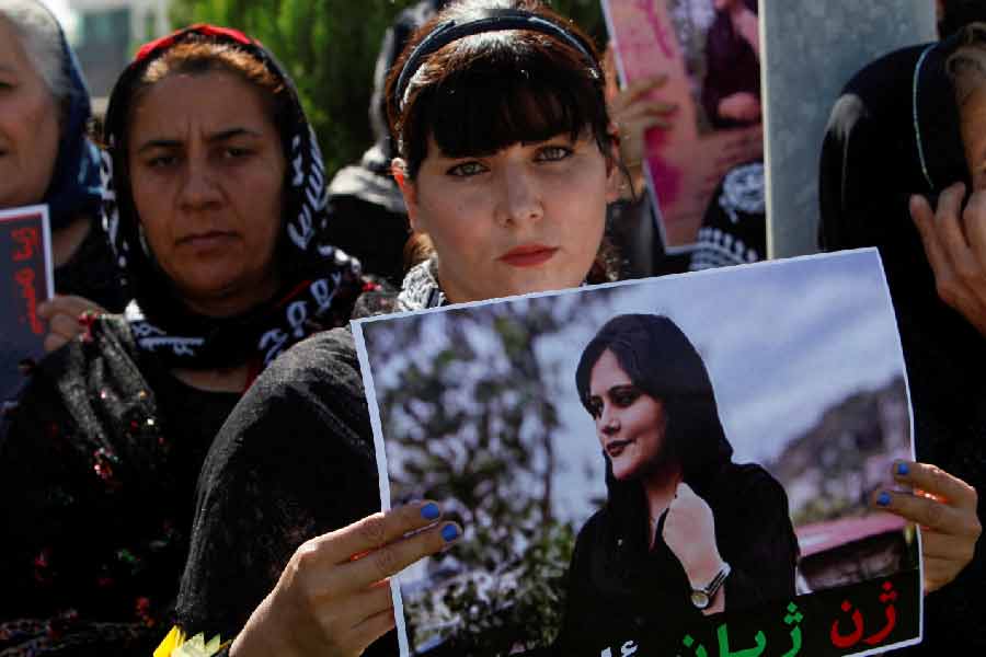 এই ১০টি গুলি সহজে বার করা গেলেও যৌনাঙ্গে লাগা গুলি বার করতে বেশ বেগ পেতে হয়েছিল। কারণ মূত্রনালি এবং যোনিপথের মাঝে গিয়ে ওই গুলি দু’টি আটকায়।’’