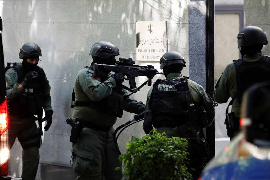 রাজধানী তেহরান-সহ সে দেশের কয়েকটি শহরে বৃহস্পতিবার দুপুর থেকে শুরু হয়ে বিক্ষোভকারীদের সমাবেশ। তেহরানের সাত্তার খান স্ট্রিটে রাস্তা অবরোধ শুরু হয়েছে। পুলিশের সঙ্গে আন্দোলনকারীদের দফায় দফায় সংঘর্ষের ঘটনাও ঘটেছে।