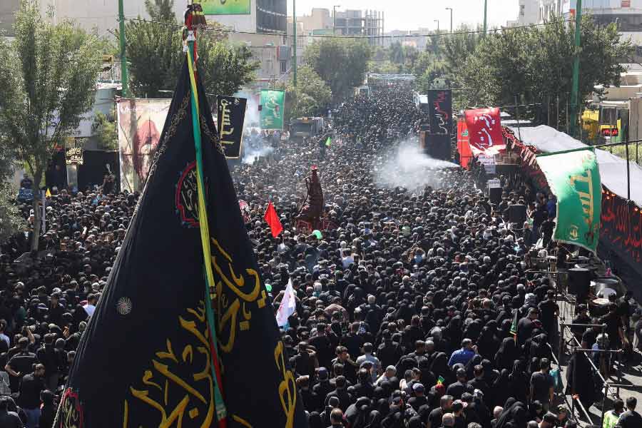 যদিও বিক্ষোভকারীদের দমাতে ধীরে ধীরে আরও কড়া পদক্ষেপ করছে প্রশাসন। কিছু দিন আগেই এক বিক্ষোভকারীকে গুলি করে খুন করার অভিযোগ ওঠে নিরাপত্তারক্ষীদের বিরুদ্ধে।