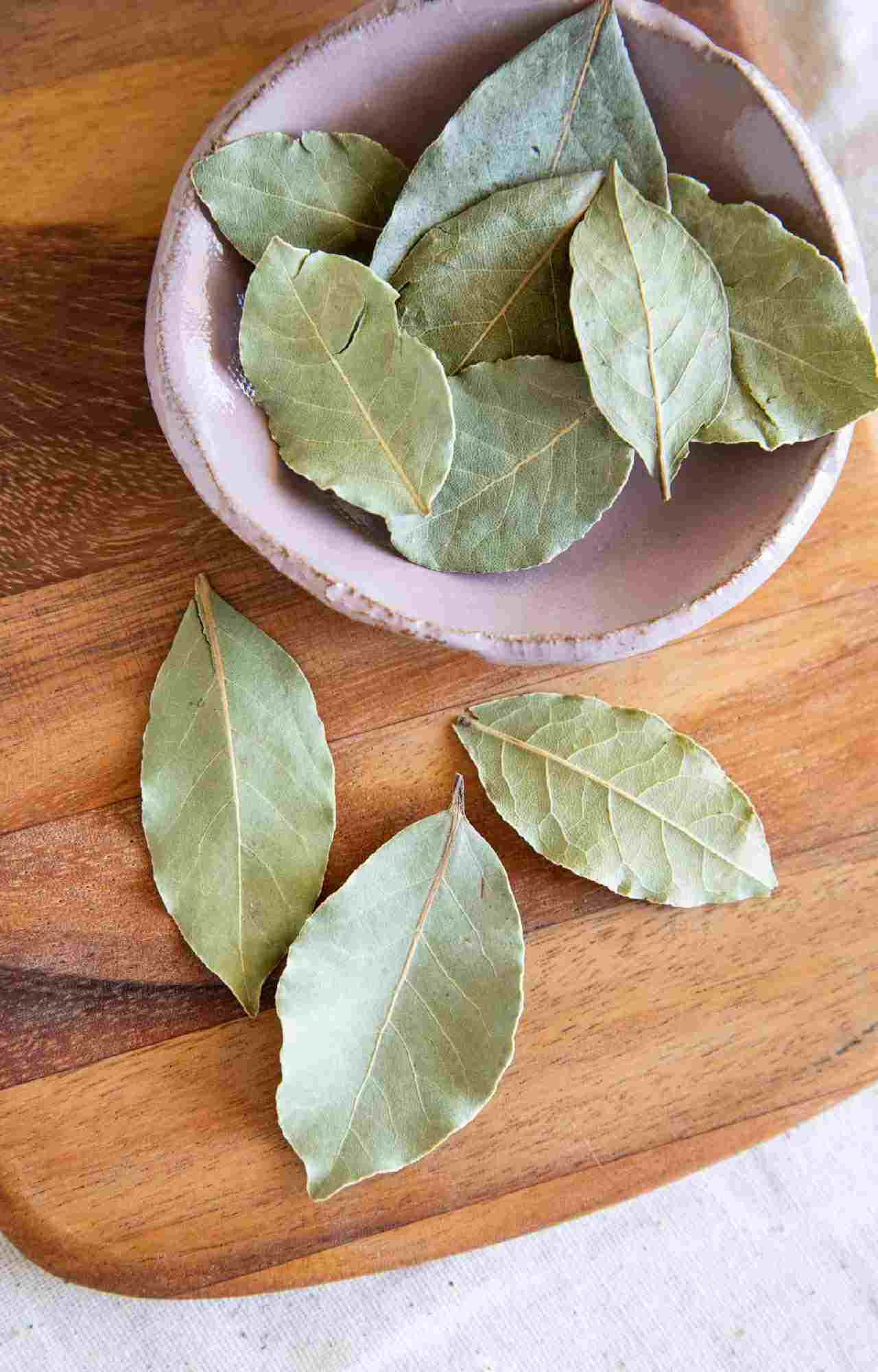 প্রাকৃতিক কন্ডিশনার হিসাবে ব্যবহার করতে পারেন তেজপাতা।