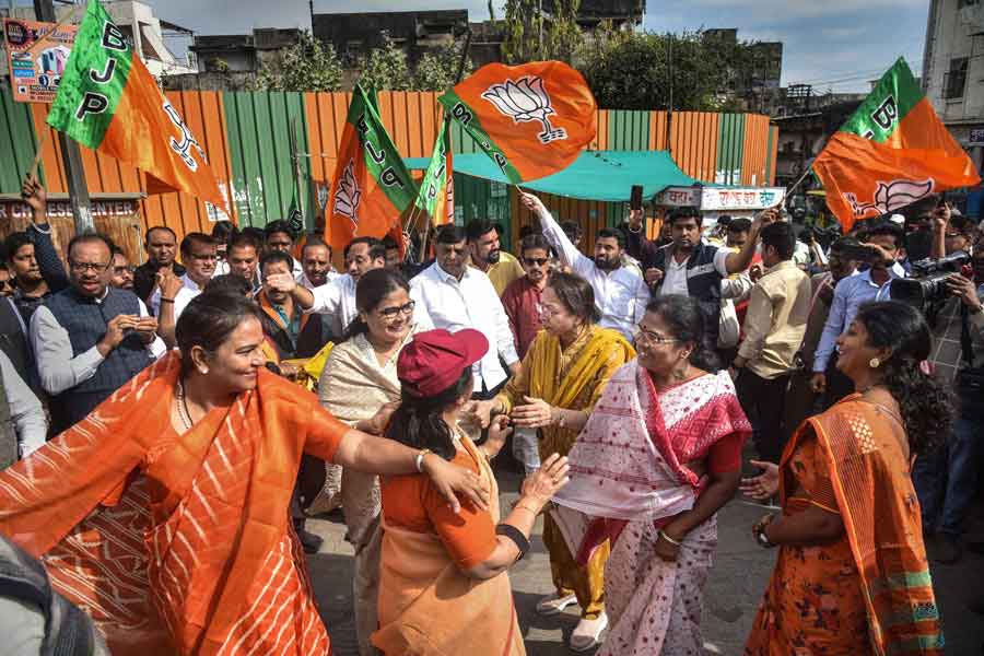গুজরাতের পঞ্চদশ বিধানসভায় এ বার নির্বাচিত হয়েছেন ১৪ জন মহিলা। তাঁদের মধ্যে ১৩ জন বিজেপির। এক জন কংগ্রেসের। পূর্ববর্তী বিধানসভায় মহিলা বিধায়কের সংখ্যা ছিল ১৭।